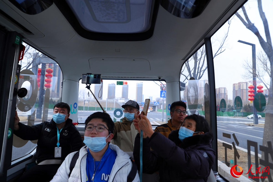 무인 자율주행 미니버스가 승객을 싣고 베이징 지하철 하오자푸역과 도시 도서관 구간을 오간다. [3월 4일 촬영/사진 촬영: 장슈커]