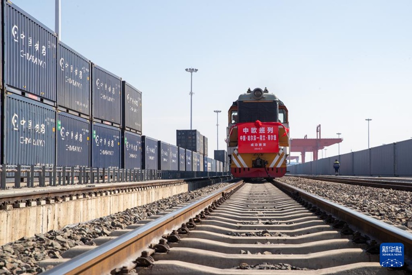 중국-유럽 화물열차(하얼빈-틸버그)가 하얼빈 국제컨테이너센터역을 출발하기 위해 준비 중이다. [3월 14일 촬영/사진 출처: 신화사]