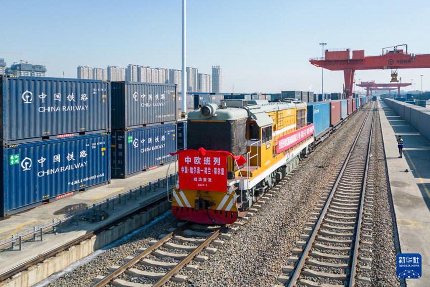 중국-유럽 화물열차(하얼빈-틸버그)가 하얼빈 국제컨테이너센터역을 출발하기 위해 준비 중이다. [3월 14일 드론 촬영/사진 출처: 신화사]