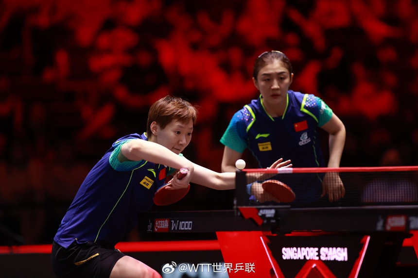 중국의 천멍과 왕만위 조가 여자 복식 결승전에서 중국 타이베이팀과 경기를 펼친다. [사진 출처: WTT 웨이보]