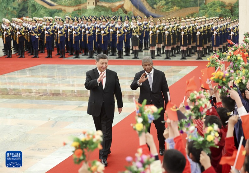 시진핑 주석이 회담에 앞서 인민대회당 북쪽 홀에서 주앙 로렌수 앙골라 대통령을 위해 개최한 환영식