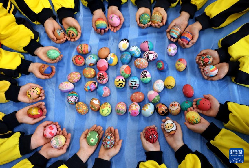 산둥(山東)성 짜오좡(棗莊)시 원화(文化)로 초등학교 학생들이 직접 만든 채색 달걀을 선보인다. [3월 19일 촬영/사진 촬영: 쑨중저(孫中喆)]