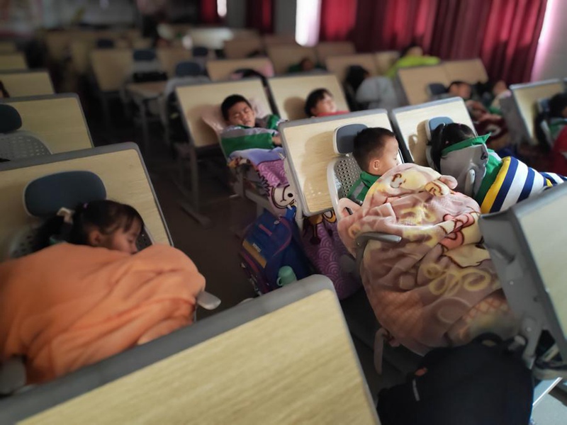 구이저우성 룽리(龍里)현 제6초등학교 1학년 학생들이 교실에서 낮잠을 잔다. [3월 20일 촬영/사진 출처: 신화사]
