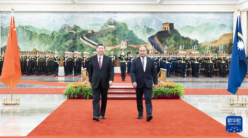 시진핑 주석이 회담에 앞서 인민대회당 북쪽 홀에서 아데앙 나우루 대통령을 위해 연 환영식에 참석하고 있다.