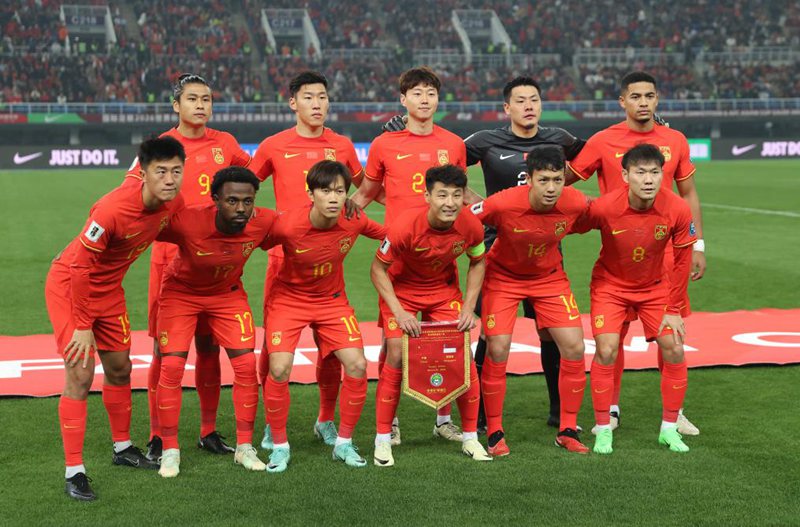 3월 26일, 중국 축구 대표팀 선발 선수들이 경기 전에 단체 사진을 찍고 있다.