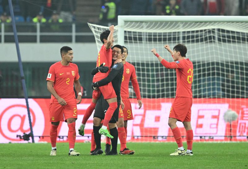 3월 26일, 골키퍼 왕다레이(王大雷, 왼쪽에서 3번째)와 웨이스하오(韋世豪, 왼쪽에서 2번째)가 득점 후 세러머니를 펼치고 있다.