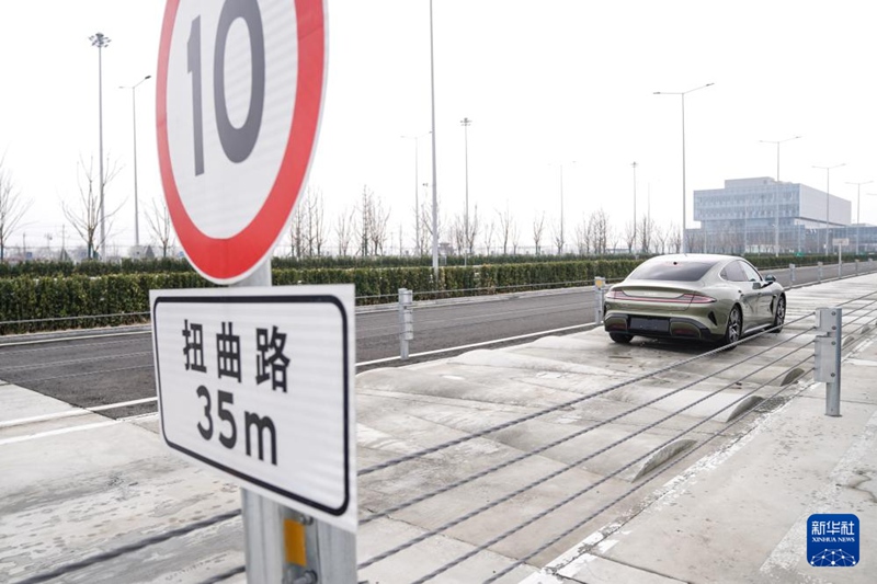 3월 25일, 베이징 소재 샤오미 자동차 공장 안 곡선 주로에서 SU7의 테스트가 진행되고 있다. 