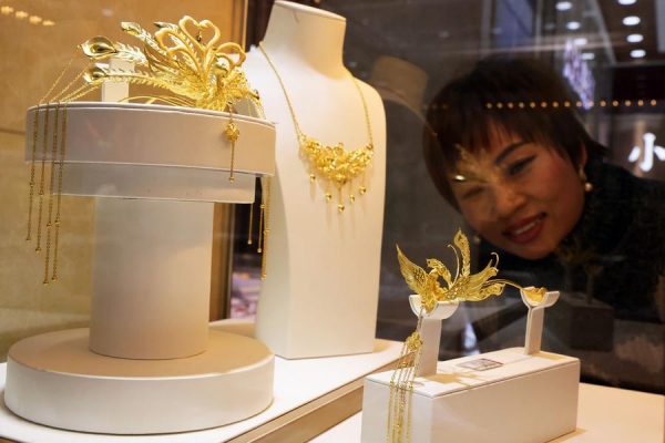 저장(浙江)성 후저우(湖州)시의 한 금은방을 찾은 고객이 지난해 12월 4일 금 장신구를 살펴보고 있다. [사진 출처: 신화사]
