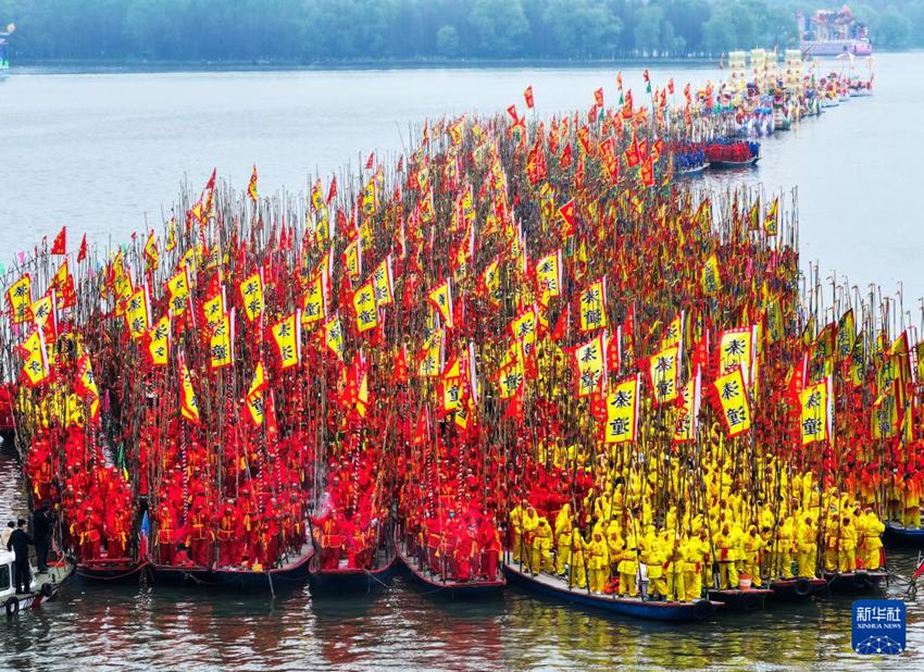 친퉁 후이촨 공연에 참가하는 배들이 호수 위에서 짐을 꾸리고 출발을 기다리고 있다. [4월 6일 촬영/사진 촬영: 구지훙(顧繼紅)]