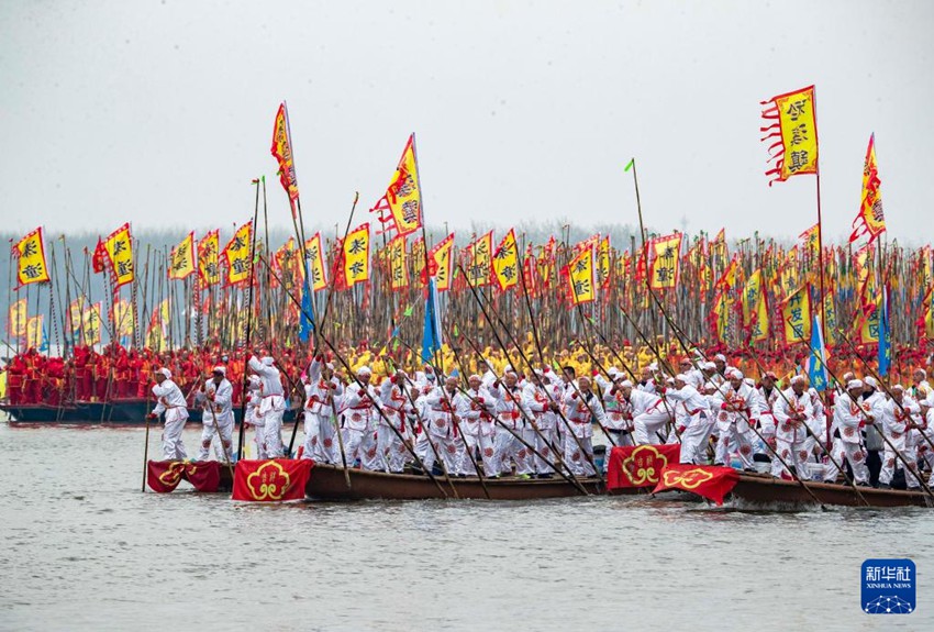후이촨 공연에 참가한 배들이 힘차게 앞으로 나아간다. [4월 6일 촬영/사진 촬영: 탕더훙(湯德宏)]