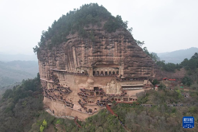 4월 5일, 관광객들이 톈수이시 마이지(麥積)구에 위치한 마이지산 석굴을 구경한다. [드론으로 촬영]