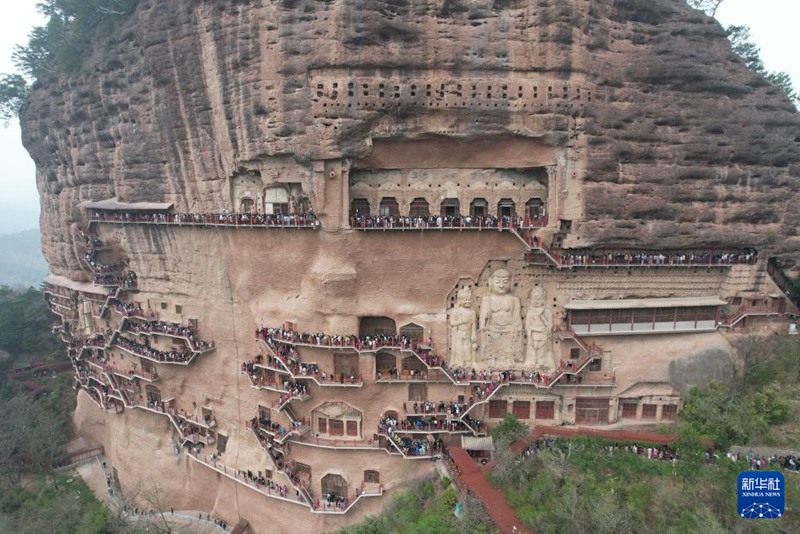 4월 5일, 관광객들이 톈수이시 마이지구에 위치한 마이지산 석굴을 구경한다. [드론으로 촬영]