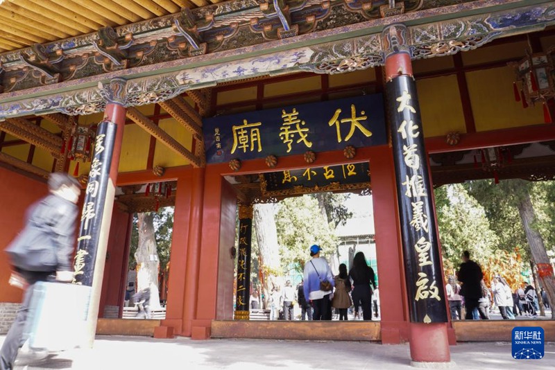 4월 4일, 관광객들이 톈수이시 친저우(秦州)구에 위치한 푸시묘(伏羲, 복희묘)를 찾았다. 