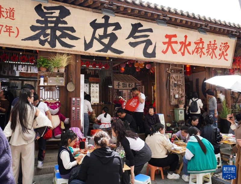 4월 4일, 관광객들이 톈수이시 친저우구에 위치한 마라탕 가게에서 마라탕을 먹는다.