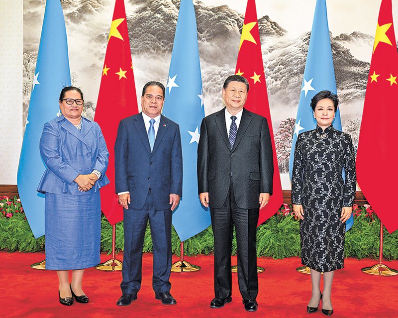 시진핑 주석과 부인 펑리위안(彭麗媛) 여사가 회담에 앞서 웨슬리 시미나 대통령 부부를 위해 연 환영식에 참석하고 있다.