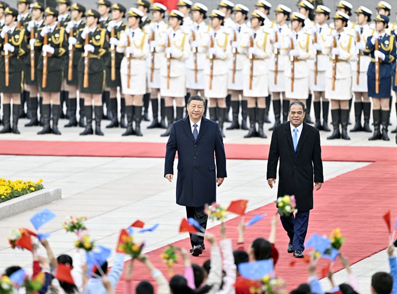 시진핑 주석이 회담에 앞서 웨슬리 시미나 대통령을 위해 인민대회당 동문 밖 광장에서 연 환영식에 참석한다.