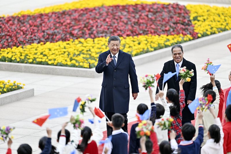 시진핑 주석이 회담에 앞서 웨슬리 시미나 대통령을 위해 인민대회당 동문 밖 광장에서 연 환영식에 참석한다.