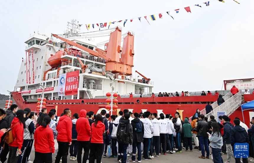 사람들이 배에 올라 ‘쉐룽호’를 참관하기 위해 줄을 서고 있다. [4월 10일 촬영/사진 출처: 신화사]