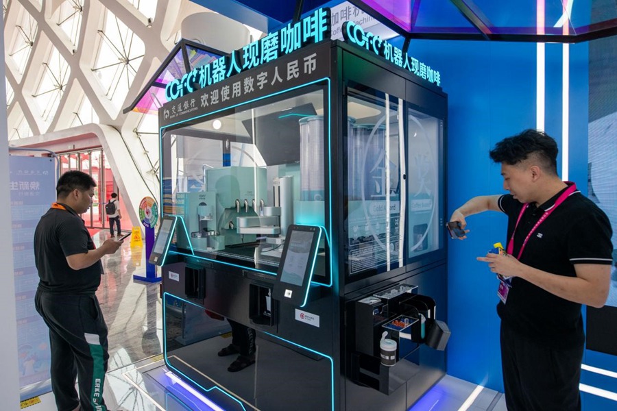 교통은행 부스에서 사람들이 로봇 커피자판기를 체험한다. [4월 13일 촬영/사진 출처: 인민망]