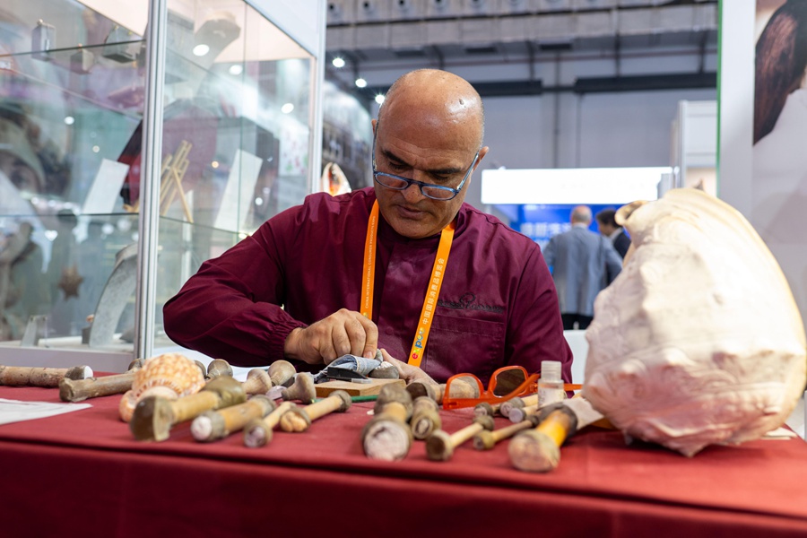 이탈리아 국가관에서 이탈리안 출신 장인이 조개 조각품 제작 과정을 소개한다. [4월 13일 촬영/사진 출처: 인민망]