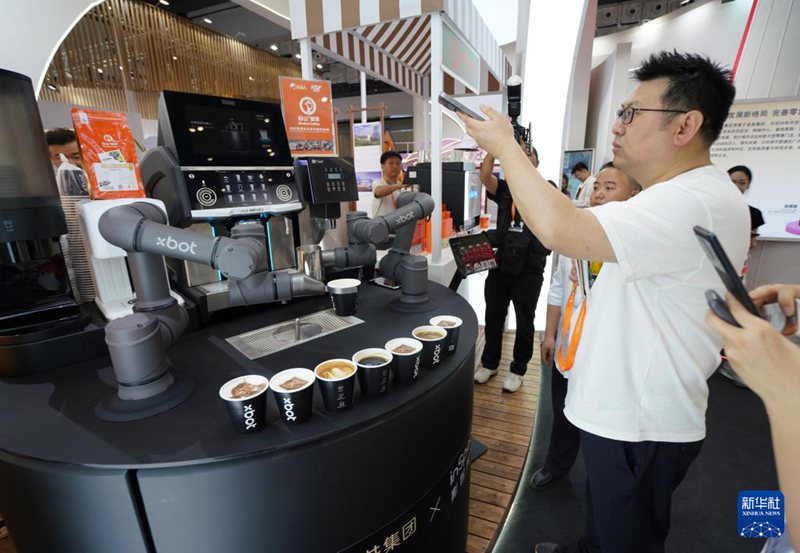 4월 15일, 제4회 중국국제소비품박람회 왕푸징(王府井)집단 부스에서 xbot 커피 로봇이 커피를 만들고 있다.