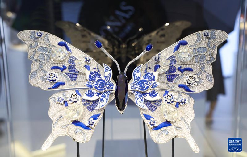 4월 15일 촬영한 쥬얼리업체 가오나스(高納仕·GAONAS)의 전시품 ‘청자접유(靑瓷蝶釉)’