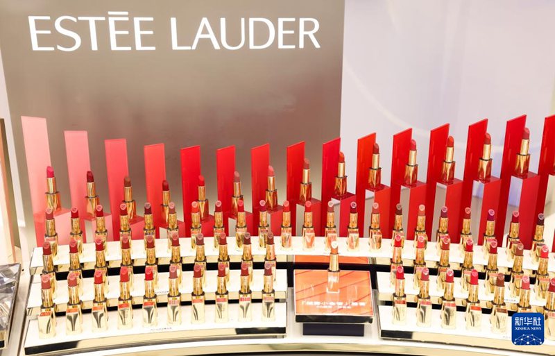 4월 15일 촬영한 화장품업체 에스테 로더(ESTĒE LAUDER) 립스틱