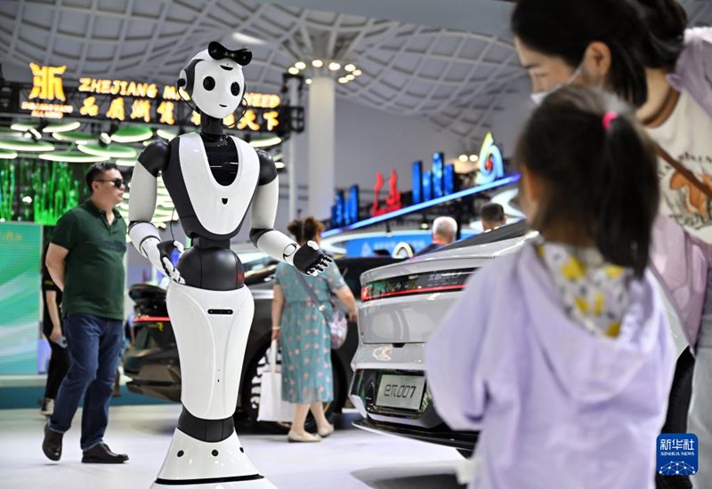 4월 15일, 사람들이 후베이(湖北) 전시관의 AI 로봇과 소통하며 체험한다.  