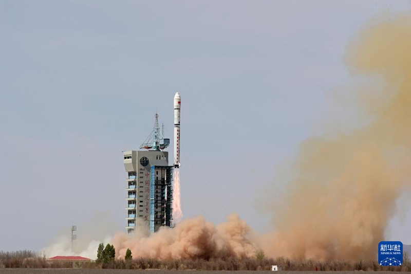 중국은 주취안 위성발사센터에서 창정 2호 정 운반로켓을 통해 쓰웨이 가오징 3호 01위성을 발사하는 데 성공했다. [4월 15일 촬영/사진 제공: 왕장보(汪江波)]