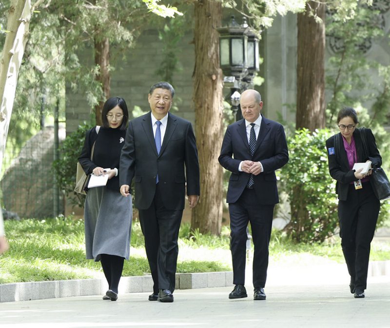 시진핑 주석이 숄츠 총리와 산책하고 있다.