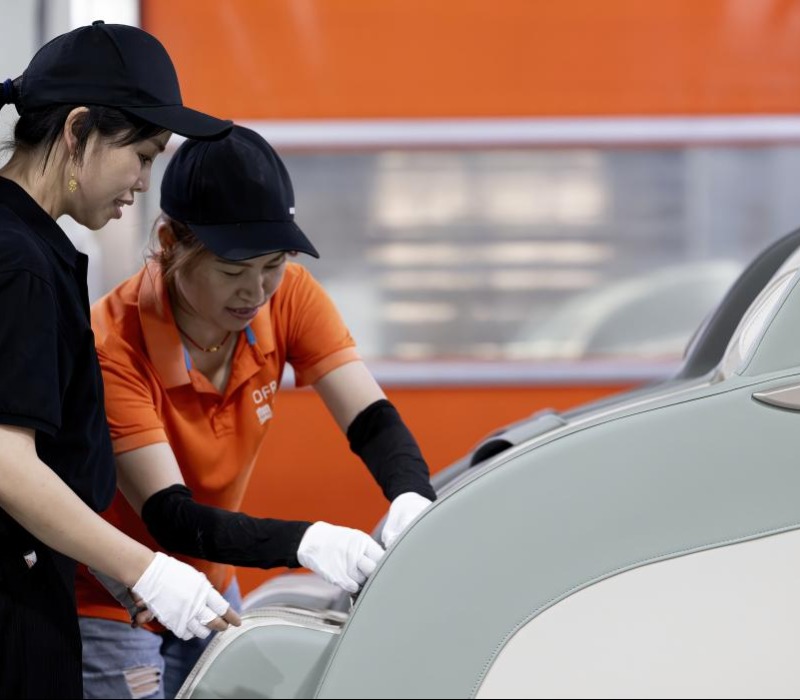 4월 16일, 아오푸루이(奧弗銳)전자과학기술유한공사의 직원 2명이 안마의자 생산라인에서 독일과 한국으로 수출하는 스마트 안마의자 제품을 검사 중이다.