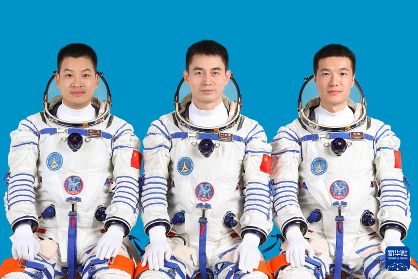 선저우 18호 유인우주선 우주비행사 예광푸(가운데), 리충(오른쪽), 리광쑤