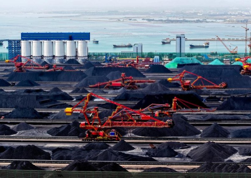 산둥 항구 르저우항 드라이벌크 스마트 녹색 시범작업구에서 원료 추출기가 석탄을 뒤집고 있다. [4월 17일 드론 촬영/사진 출처: 신화사]