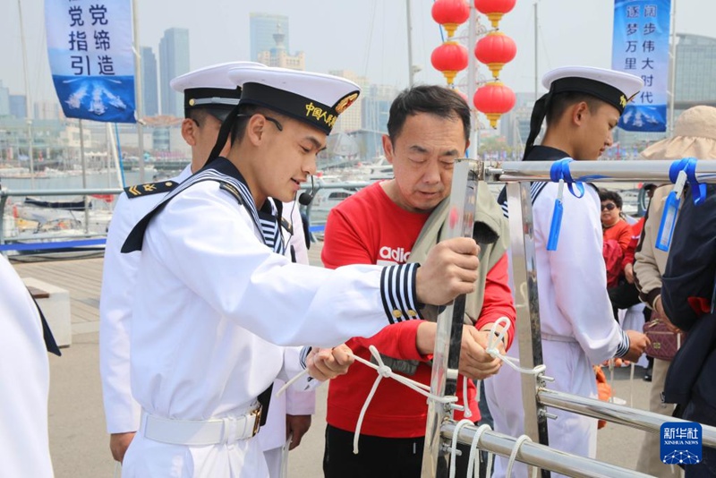칭다오 올림픽요트센터부두에서 선박 매듭 체험활동에 참가하는 관람객들 [4월 22일 촬영/사진 제공: 마제원(馬杰文)]