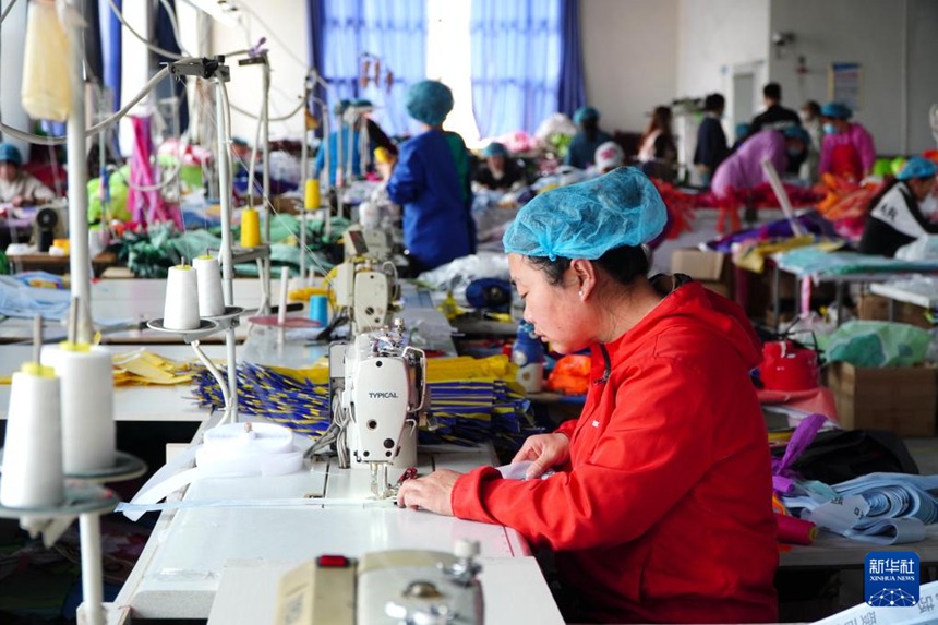 산둥성 웨이팡시 한팅구의 한 연 생산기업에서 직원들이 작업에 한창이다. [4월 8일 촬영/사진 출처: 신화사]