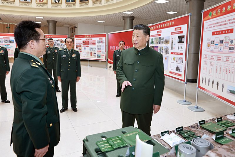 시진핑 주석이 전투 부상 응급처치 장비를 둘러보고 있다.