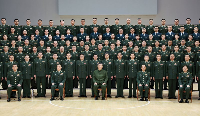 시진핑 주석이 육군 군의대학교 장병 대표들을 친절하게 접견한다.