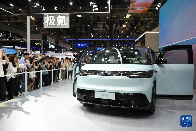 2024 베이징 국제 모터쇼에서 관람객들이 지커(ZEEKR)가 공개한 신형 지커 MIX모델을 구경한다. [4월 25일 촬영/자료 출처: 신화사]