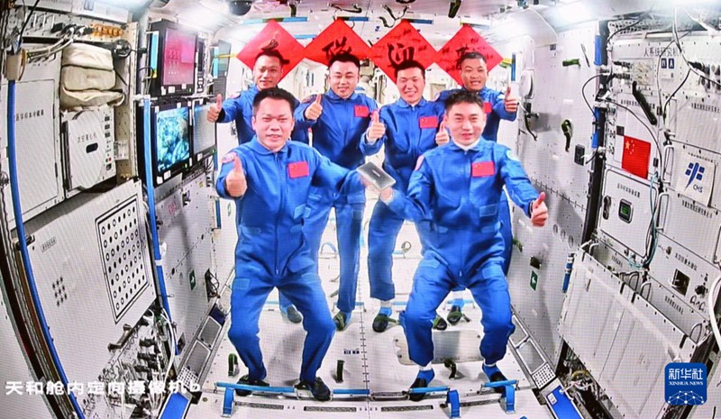 선저우 17호와 18호 우주인 6명이 단체사진을 찍고 있다. [4월 26일 촬영/사진 출처: 신화사]