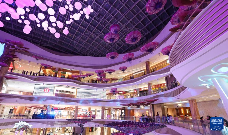 소비자들이 하이커우 국제 면세점에서 물건을 구매한다. [4월 13일 촬영/사진 출처: 신화사]