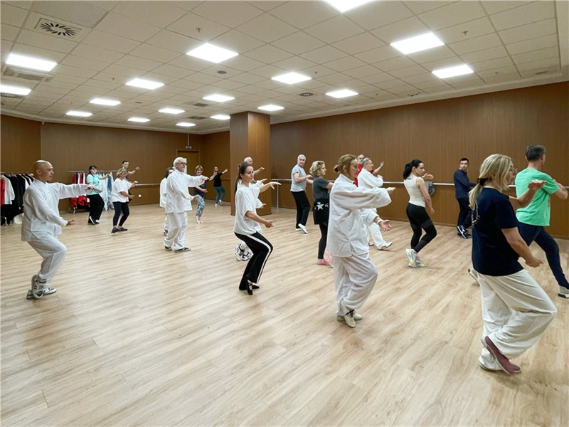 세르비아 학생들이 태극권 강좌를 듣는 중이다. [사진 제공: 베오그라드 중국문화센터]