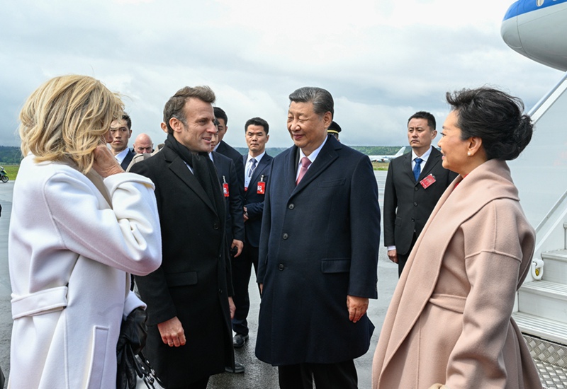 시진핑 주석과 부인 펑리위안(彭麗媛) 여사가 타르브 공항에서 에마뉘엘 마크롱 대통령과 부인 브리지트 마크롱 여사의 영접을 받고 있다.