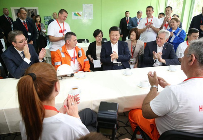 시진핑 국가주석이 허베이강철 스메데레보 제철소를 방문해  직원 식당에서 직원들과 인사를 나누고 있다. [2016년 6월 19일 촬영/사진 출처: 신화사]