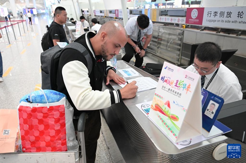 선전 바오안국제공항에서 선전-멕시코시티 직항 비행기에 탑승하는 승객들이 탑승 수속을 밟는다. [5월 11일 촬영/사진 출처: 신화사]