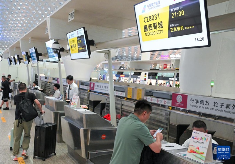 선전 바오안국제공항에서 선전-멕시코시티 직항 비행기에 탑승하는 승객들이 탑승 수속을 밟는다. [5월 11일 촬영/사진 출처: 신화사]