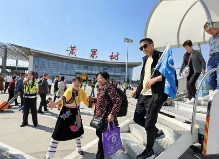 관광객들이 목적지에 도착한다. [사진 출처: 구이저우성 관광산업발전집단유한공사]