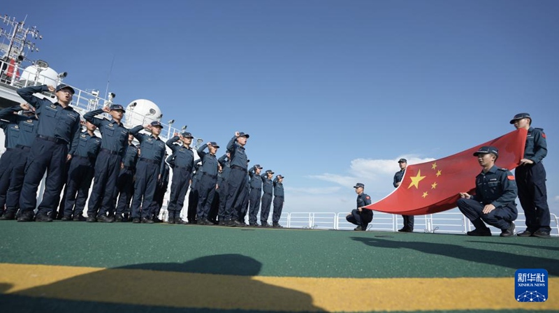 중국 해경 3502함대 대원들이 국기를 향해 선서식을 거행한다. [5월 13일 촹영/사진 출처: 신화사]