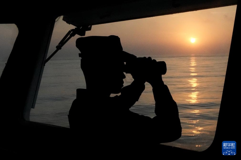 중국 해경 3502함대 대원이 전망 관측을 한다. [5월 12일 촬영/사진 출처: 신화사]