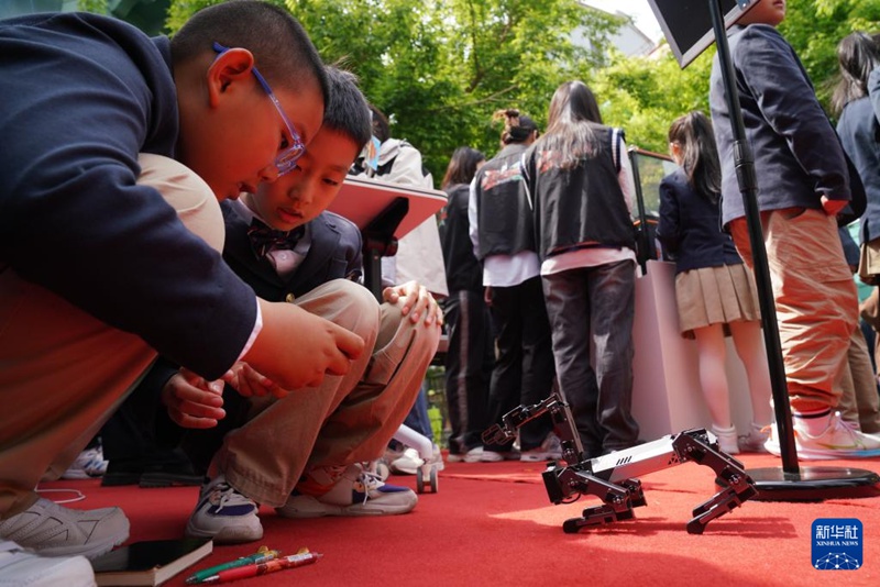 하얼빈공업대학 학생 혁신창업 성과전 현장에서 초등학생이 로봇을 조종해본다. [5월 13일 촬영/사진 출처: 신화사]