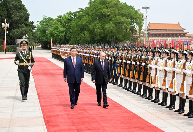  시진핑 주석과 블라디미르 푸틴 러시아 대통령이 회담에 앞서 인민대회당 동문 밖 광장에서 열린 환영식에 참석한다.
